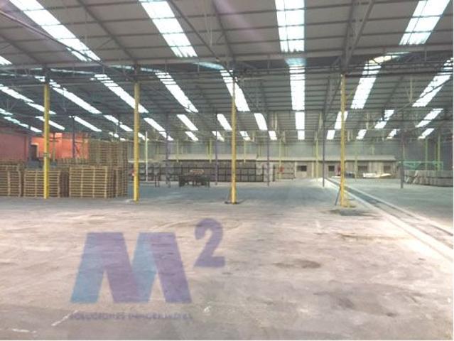 NAVE INDUSTRIAL DE 6.700 m² CON MUELLES EN VENTA photo 0