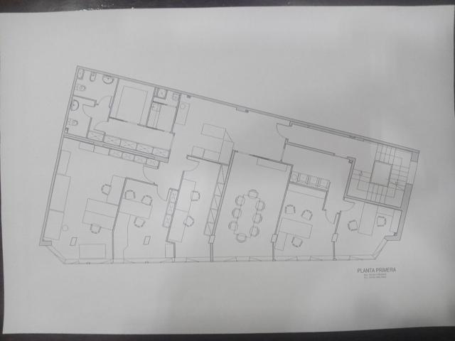 Estupenda oficina totalmente equipada , lista para montar su negocio.
Ideal para cualquier empresa de sevicios y situada
en la primera planta de un edificio muy céntrico de la ciudad.
Se distribuye en: 
Zona recepción, 5 despachos, 1 sala de juntas, 3  photo 0