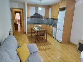 Precioso piso situado en el barrio de Cappont de la ciudad de Lleida, se comercializa con muebles y todos los electrodomésticos.
Se distribuye en: distribuidor pasillo, salón comedor con cocina americana, un balcón con vistas a calle, 1habitación doble,1 photo 0