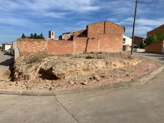 Magnífica parcela residencial, situada en una zona tranquila de la localidad de Sidamón.
Ideal para la construcción de su casa unifamiliar adosada.
Dispone de proyecto de construcción totalmente realizado, sufragado y listo para la realización de la obra. photo 0