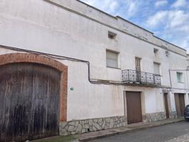 Gran casa familiar con dos naves-almacenes, uno en la parte lateral y otro en la parte trasera de la misma, también dispone de varios huertos situados en la calle posterior a la casa. 
Ideal para uso residencial y para actividad o negocio que necesite de photo 0