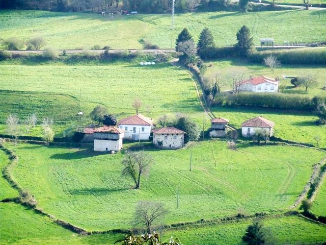 CASERÍO CON 21000 m2 DE FINCA photo 0