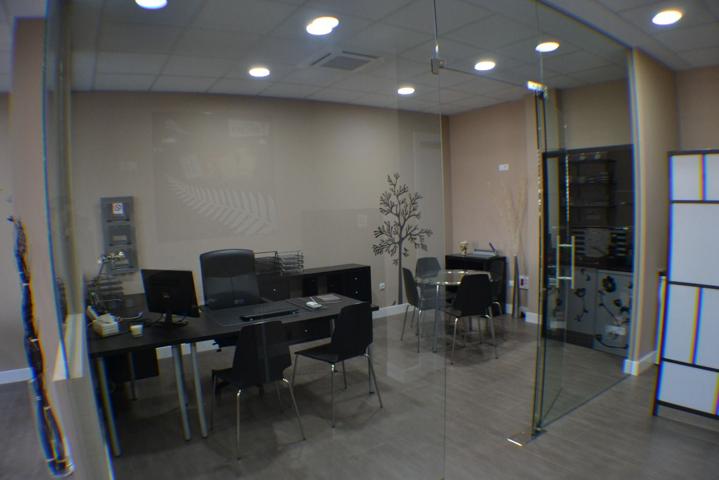 Local de oficinas de 75 m2 totalmente acondicionado, con despacho y tres puestos informáticos, con aseo y cierre automático. photo 0