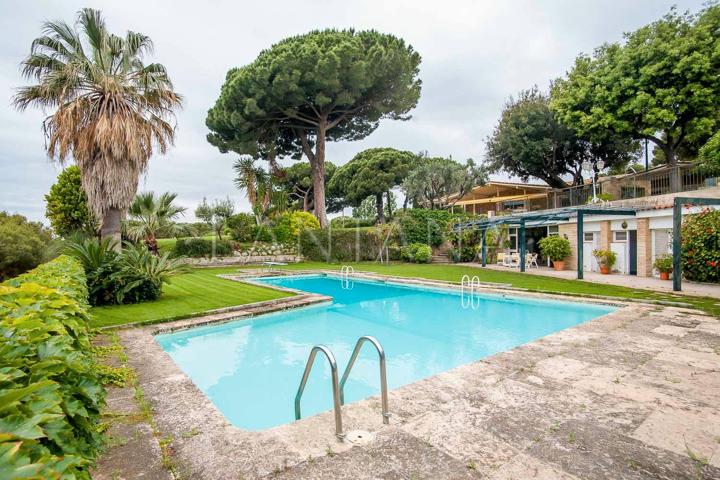 Preciosa casa de 450 m2 y 3950 m2 de parcela con jardín y piscina en venta en el Golf de Llavaneres. photo 0