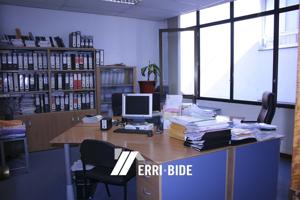 Amplia oficina de 93 m2 útiles en el edifico Jado, planta alta y luminosa. photo 0