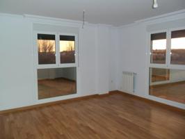 Piso 80 m2 útiles, 3 dormitorios, cocina amueblada, salón-comedor, 2 baños. Garaje y trastero photo 0