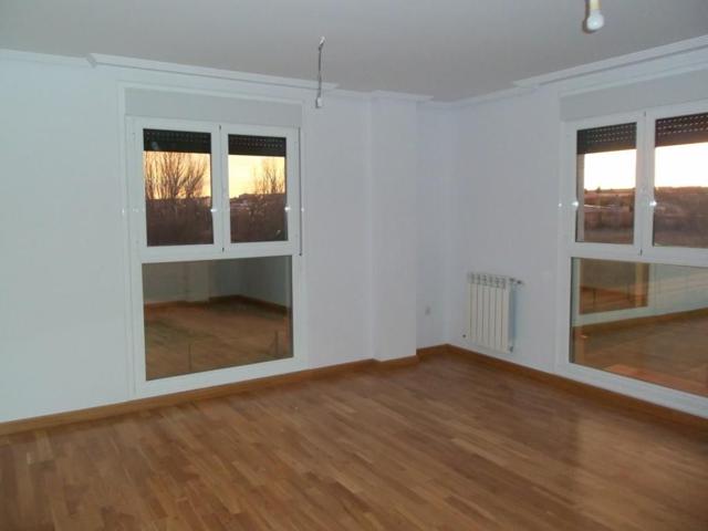 Piso 80 m2 útiles, 3 dormitorios, cocina amueblada, salón-comedor, 2 baños. Garaje y trastero photo 0