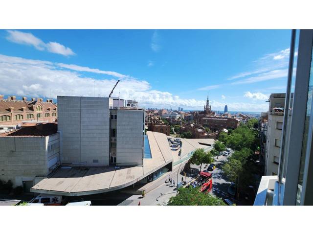 DHabitat presenta en exclusiva este piso reformado junto al Hospital Sant Pau con vistas al mar y la montaña. photo 0