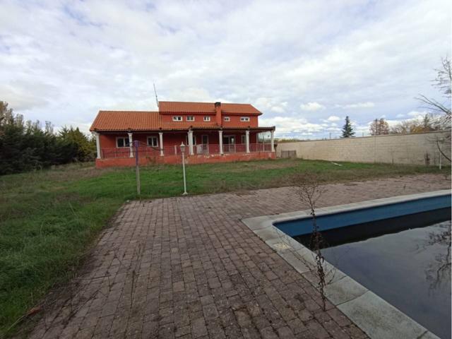 Se vende fantástico chalet con piscina de 36m², en el camino viejo de Simancas junto al colegio Pinoalbar y la urbanizac photo 0