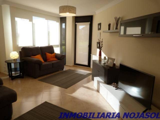 APARTAMENTO EN ALQUILER DE 2 HABITACIONES EN URB. CON PISCINA, PISTA DE PADEL Y ZONAS VERDES - A 100 M DE LA PLAYA photo 0