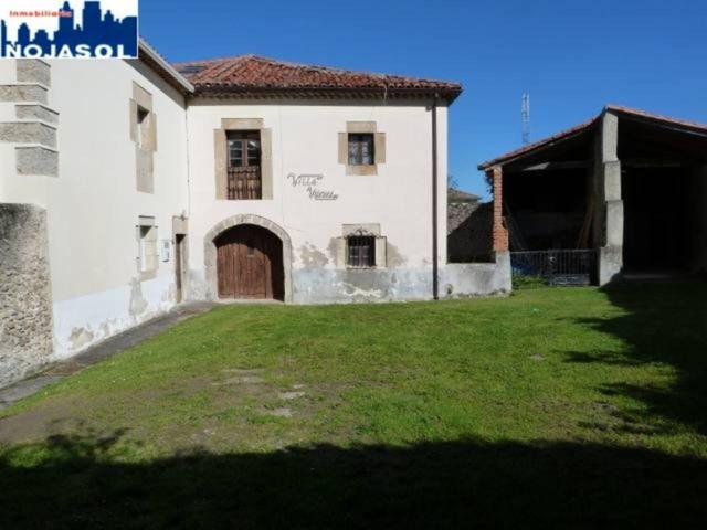 REF. 000097 CASA PAREADA PARA REFORMAR CON JARDÍN - CERCANA A LA PLAYA DE RIS photo 0