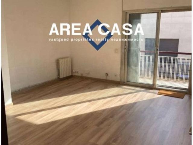 Piso en venta en Sants-Badal photo 0