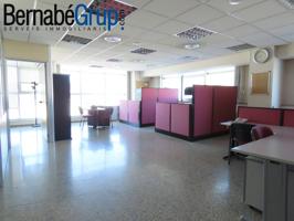 Se vende oficina y tres plazas de parking en zona de polígono, calle Mataró photo 0