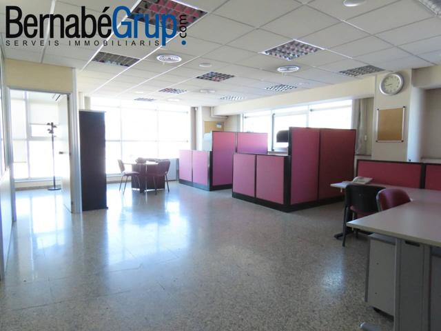Se vende oficina y tres plazas de parking en zona de polígono, calle Mataró photo 0