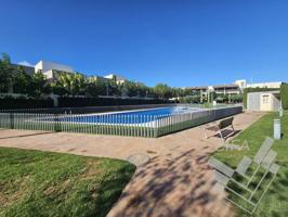 ¡Piso en alquiler con terraza, parking y piscina comunitaria! photo 0