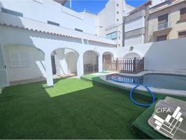 Casa con jardín y piscina photo 0