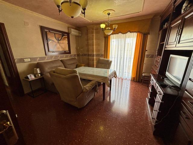 VENTA DE CÓMODO PISO CON ASCENSOR, PARKING Y TRASTERO photo 0