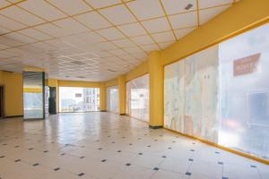 Local comercial amplio, con tres fachadas, en calle Torre photo 0