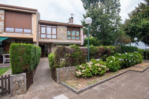 Chalé adosado en urbanización cerrada, a 5,5 kilómetros de A Coruña photo 0