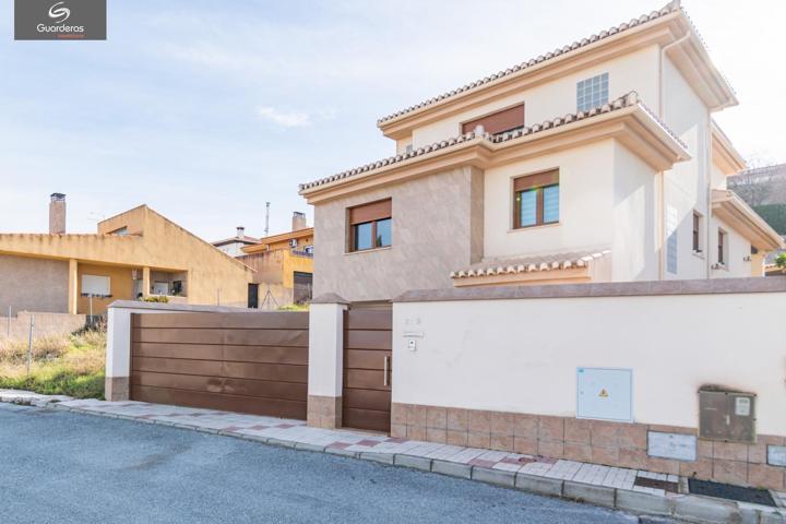 ¡Descubre el hogar de tus sueños en este espectacular chalet independiente! photo 0