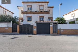 ¡¡ESPECTACULAR CASA PAREADA CON PISCINA!! photo 0