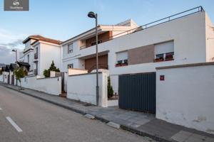 ¡Bienvenido al hogar de tus sueños en los altos de La Zubia! photo 0
