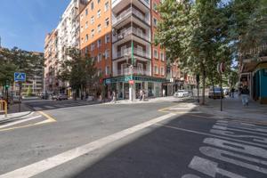 Céntrico piso de 3 dormitorios, 2 baños, patio, amplio salón y balcón en Emperatriz Eugenia photo 0