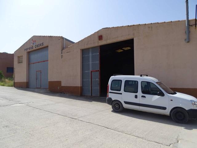 Nave comercial en venta en Caseres photo 0