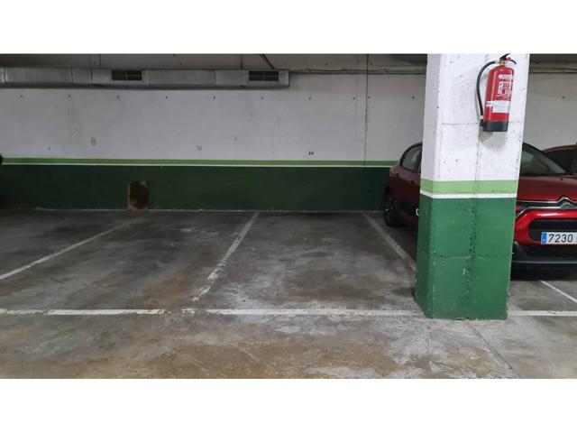 Plaza de parking en centro pueblo photo 0