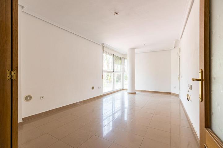 Estupendo piso de 3 dormitorios con plaza de garaje en zona Belén photo 0