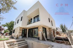 Unifamiliar Pareada En venta en Zona Estación, Pozuelo De Alarcón photo 0
