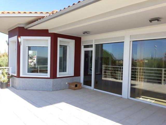 Urbis te ofrece un chalet independiente en venta en Urbanización El Pajarón, Villamayor. photo 0