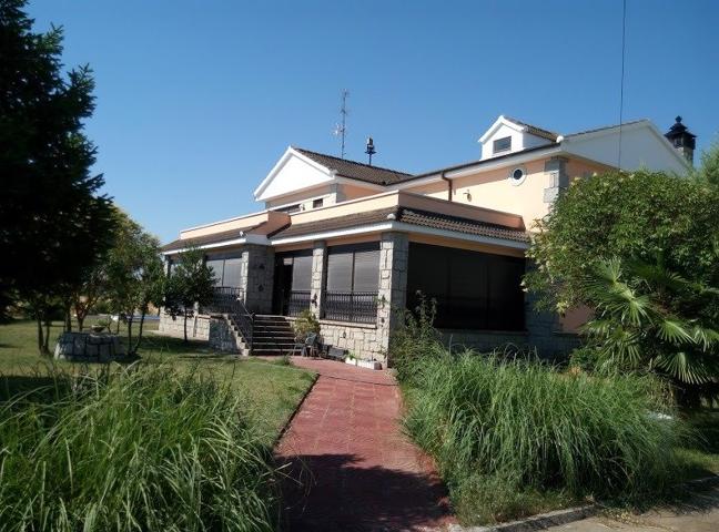 Urbis te ofrece un chalet independiente en venta en Castellanos de Villiquera, Salamanca. photo 0