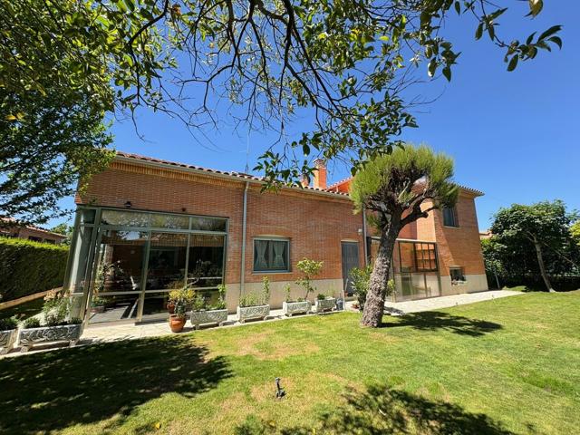 Urbis te ofrece un chalet en venta en la zona de Los Almendros, Villamayor, Salamanca. photo 0
