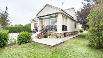 Urbis te ofrece un amplio chalet en venta en Castellanos de Villiquera, Salamanca. photo 0