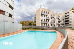 En el centro de Sabadell, con piscina comunitaria, 3 habitaciones, garaje, excelente ubicación photo 0