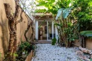 Casa esquinera de 200 m² con jardín en el centro de Sabadell photo 0