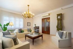 ¡CASA CON GARAJE EN ZONA HOSTAFRANCS! photo 0
