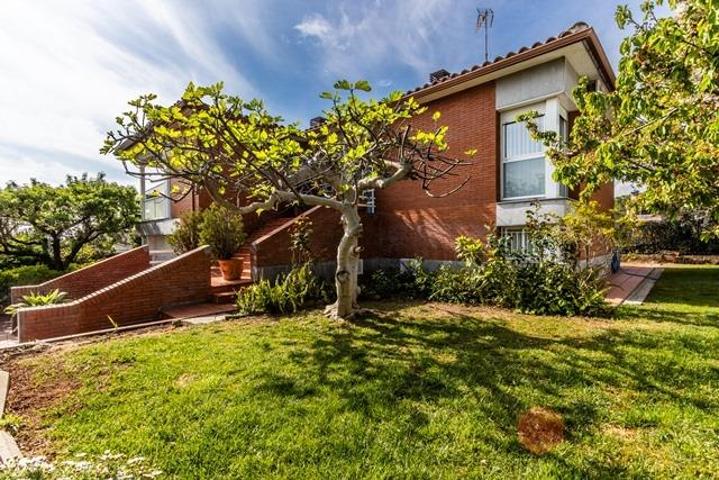 VIVIENDA UNIFAMILIAR EN CASTELLARNAU CON GRAN PARCELA Y POSIBILIDAD DE PISCIN photo 0
