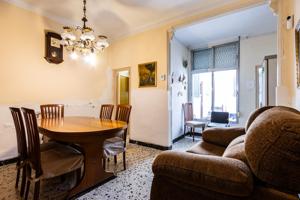 OPORTUNIDAD, CASA PARA REFORMAR EN EL CENTRO DE SABADELL photo 0