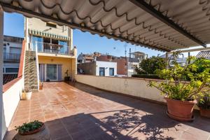 AMPLIA CASA CON GRAN TERRAZA, GARAGE Y LOCAL photo 0