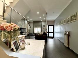 ¡Vive en la Creu Alta! Casa de 163 m² con terraza, parking y eficiencia energética photo 0