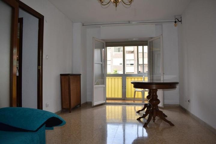 Alquiler piso de 50 m2 con terraza acristalada, 2 dormitorios, semiamueblado en La Almozara. photo 0