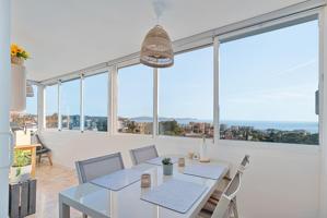 Precioso apartamento de 2 dormitorios en Benalmádena con las vistas más increíbles al mar photo 0