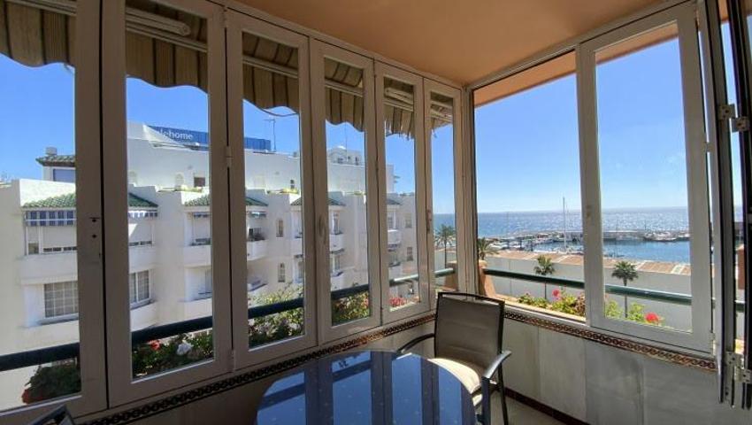 Amplio y soleado piso de tres dormitorios junto al mar en el centro de Marbella photo 0