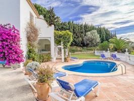 Esta hermosa villa de estilo andaluz está situada en Mijas La Nueva photo 0