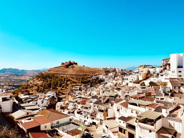 Céntrica casa en Álora, de 125 m2 construidos divididos en cuatro plantas photo 0