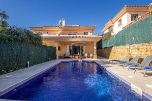 Espaciosa villa adosada de 4 dormitorios con piscina privada en Riviera del Sol photo 0