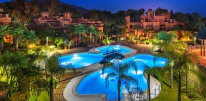 Amplio apartamento bajo de 2 dormitorios disponible en venta en Alminar de Marbella photo 0