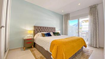 2 dormitorios y 2 baños junto a la playa en la Milla de Oro de Marbella photo 0